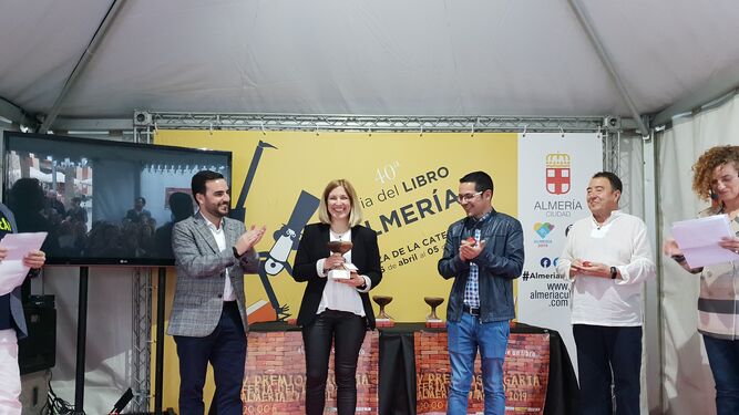 El premio Especial del Gremio de Libreros fue para Libre Albedrío. Carlos Sánchez entrega el premio a Gema Sirvent.