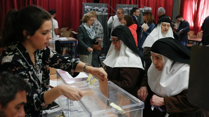 Unas monjas votando en un colegio de Sevilla.
