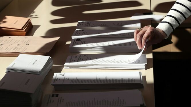 Las papeletas dispuestas en un colegio electoral.