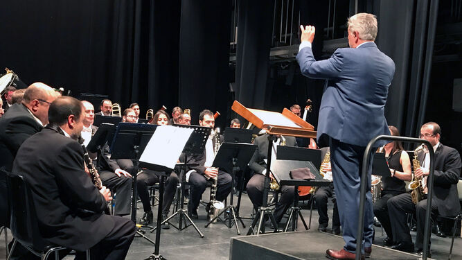 Alfonso Maribona dirigiendo a la Banda Municipal de Música el pasado sábado en el Apolo.
