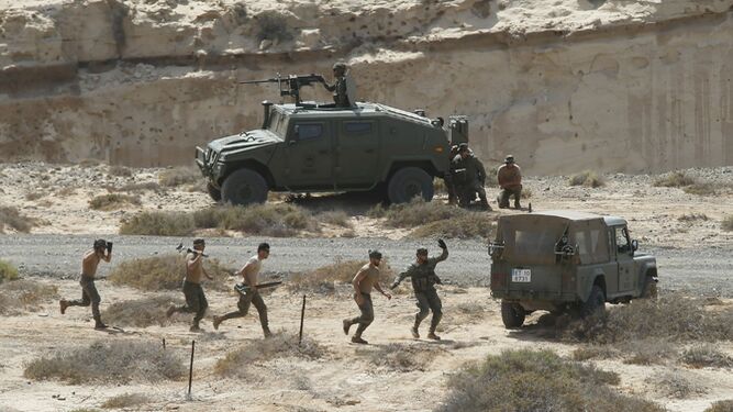 Maniobras del Ejército de Tierra en Pájara (Fuerteventura) para las misiones internacionales en Malí e Iraq el pasado mes de marzo.