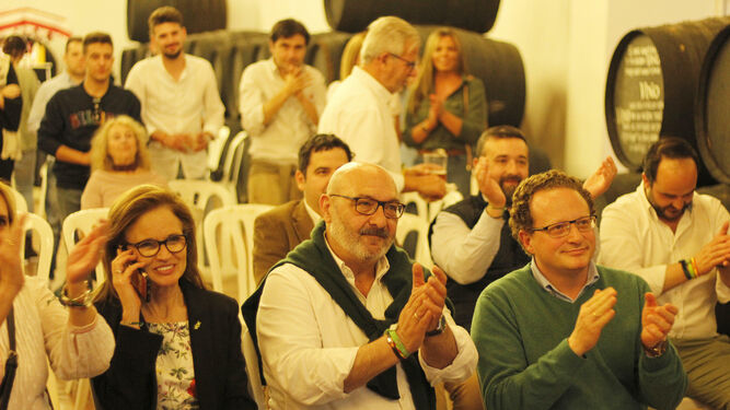 El portavoz de Vox en el Parlamento andaluz, la noche del domingo en una taberna de Córdoba.