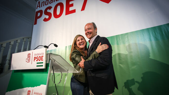 Irene García, secretaria provincial del PSOE, celebra la victoria con Juan Carlos Campos, número 3 en la lista del partido para el Congreso.