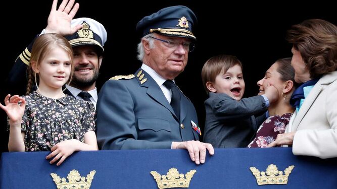 Óscar de Suecia (al fondo, cogiendo la cara de su madre), junto al resto de la familia real sueca.
