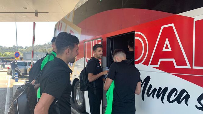 Los jugadores se suben al autocar en La Coruña rumbo a Lugo.