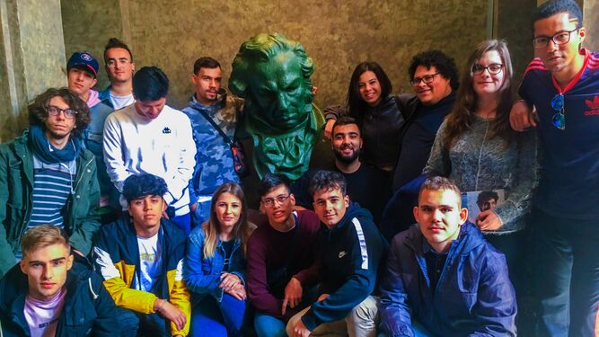 Alumnos de la Academia posando con el Goya en la Academia del Cine.