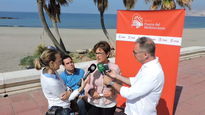 Adriana Valverde presentó el proyecto socialista 'Almería Puerta del Mediterráneo'.
