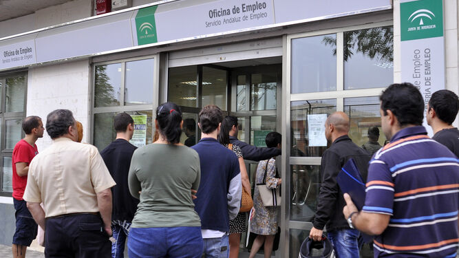 Almería baja su número de desempleados en un 0,79% en el mes de abril.