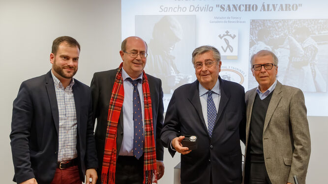 Miembros del Foro, con su presidente a la cabeza, entregan un recuerdo a Sancho Dávila.