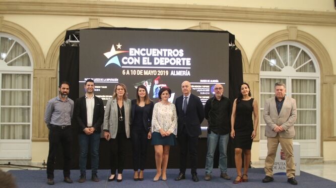 La mayoría de los ‘aventureros’ posan con la diputada de Deportes, Ángeles Martínez y el director de la serie, Javier Campos.