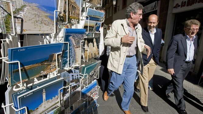 Rubalcaba, paseando por Cádiz con Luis Pizarro y González Cabaña, en la campaña electoral de 2007