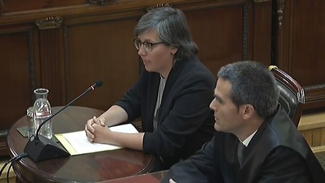 La ex diputada de la CUP Mireia Boya declara en el Supremo junto a su abogado.