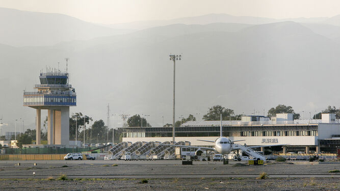 Pista del aeropuerto de Almería, donde ha tenido lugar el suceso esta mañana
