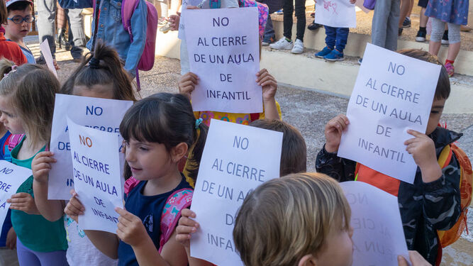 “No al cierre de un aula de infantil” en el colegio Goya