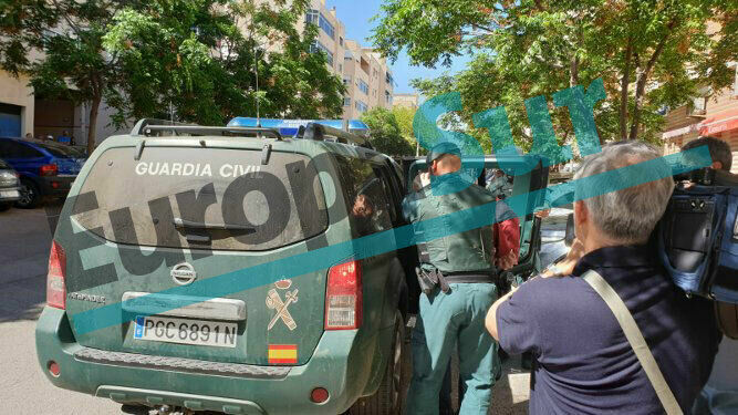 La Guardia Civil, en el momento de la detención esta mañana de un individuo en  Estepona, en la calle Huerta Nueva.