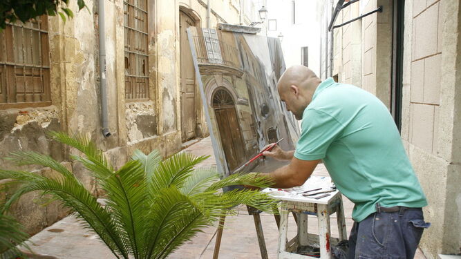 Un pintor plasma en su lienzo una de las antiguas fachadas del casco histórico
