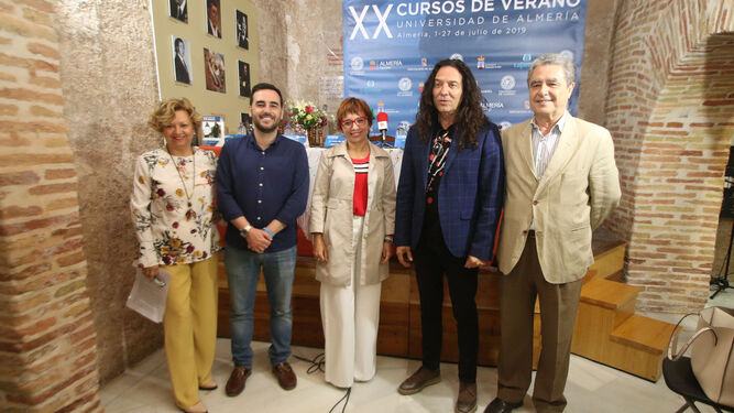 Carmen Hernández Porcel, Carlos Sánchez, María del Mar Ruiz, Tomatito y Rafael Morales durante la presentación del curso de verano.