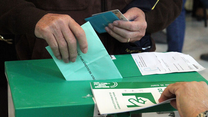 Un ciudadano deposita su voto durante las pasadas elecciones del 2 de diciembre de 2018.