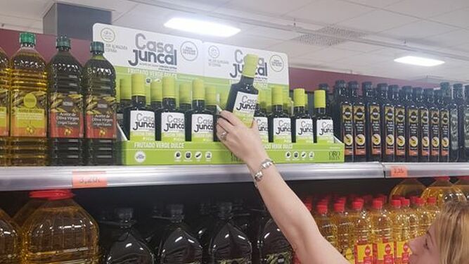 Botellas de Casa Juncal en el lineal de Mercadona.