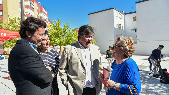 Gabriel Cruz, Jesús Manuel Bueno y Esther Cumbrera conversan con una vecina en la plaza de los Niños Bosnios, en la barriada de La Orden.