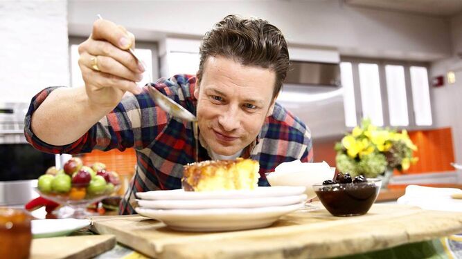 El cocinero Jamie Oliver en la preparación de una de sus recetas televisivas