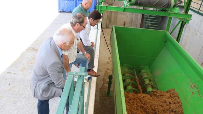 El alcalde, Francisco Góngora, ha visitado la planta de Frutilados.