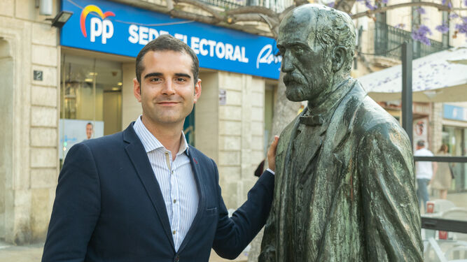 El alcalde y candidato del PP junto a la estatuta de Nicolás Salmerón delante de la sede electoral de Puerta Purchena