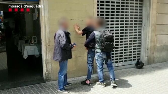 Dos agentes arrestan en Barcelona a uno de los estafadores.