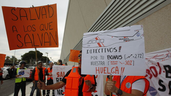 Los miembros del equipo aéreo de Salvamento Marítimo en plena protesta.