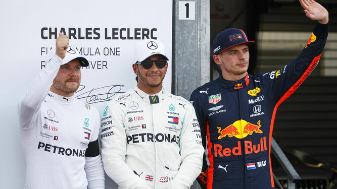 Hamilton, entre Bottas (i) y Verstappen (d), tras lograr su 'pole'.