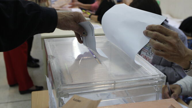 Un ciudadano emitiendo su voto.