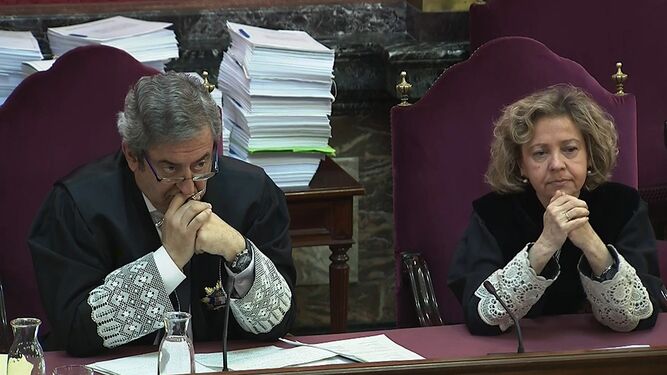 Los fiscales del juicio del 'procés' Javier Zaragoza y Consuelo Madrigal siguen una sesión reciente en el Tribunal Supremo.