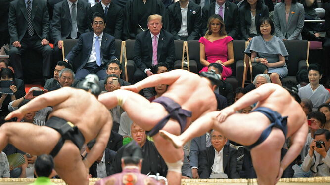 Donald Trump y su esposa, Melania, disfrutan de un torneo de sumo en Tokio flanqueados por el presidente nipón, Shinzo Abe, y su esposa, Akie.