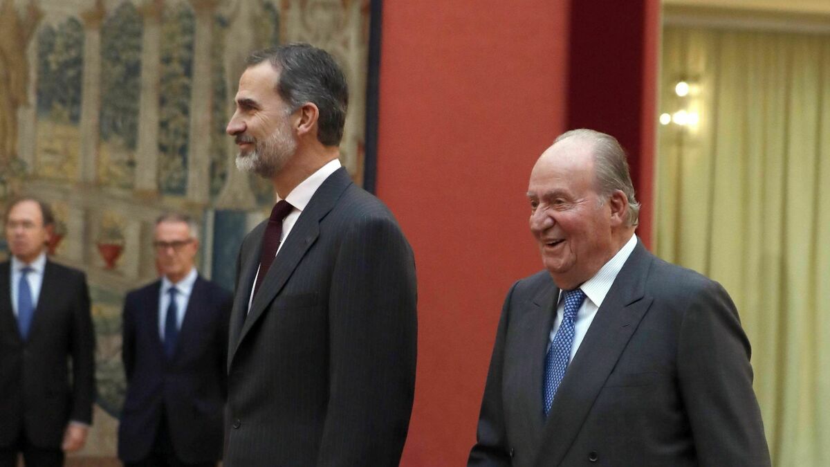 Felipe VI y el rey Juan Carlos  reciben en una audiencia en el Palacio de El Pardo.