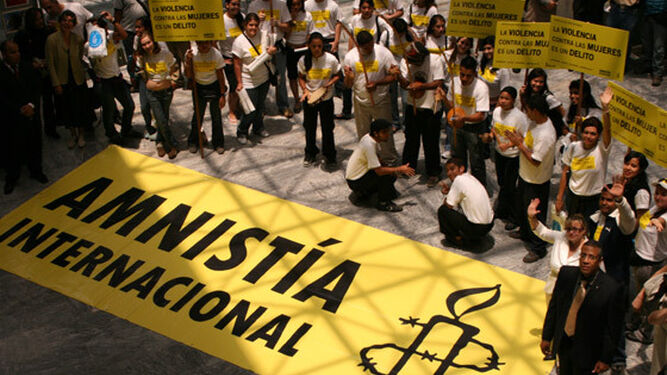 Una concentración de miembros de Amnistía Internacional.