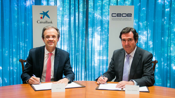Jordi Gual, a la izquierda, y Antonio Garamendi, en la firma del convenio.