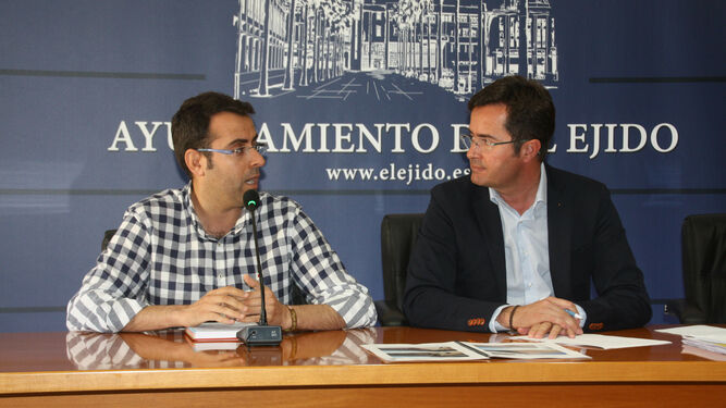 Fran Fernández, portavoz de la Plataforma en Defensa de Balerma, y el alcalde de El Ejido, Francisco Góngora.