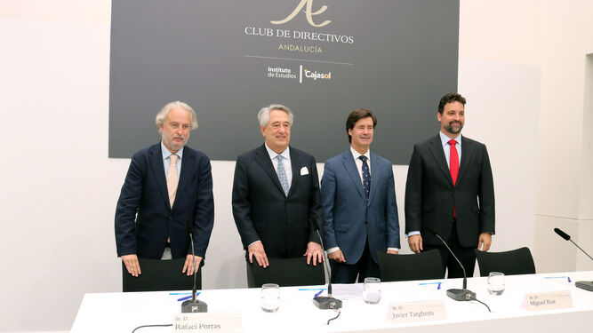 Javier Targhetta, segundo por la izquierda, en el desayuno-coloquio del Club de Directivos de Andalucía