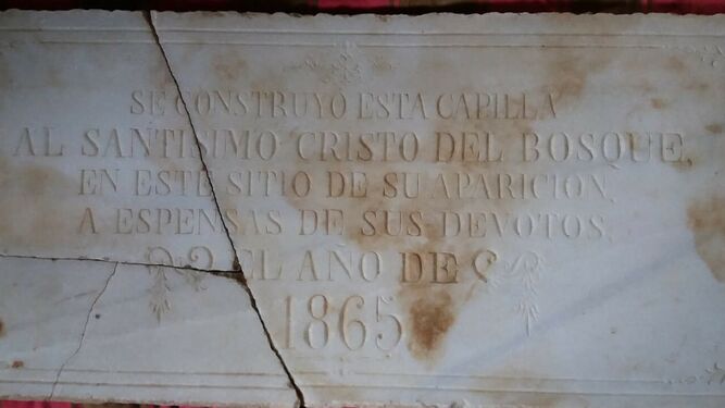 Losa de mármol blanco en la que reza una inscripción con la fecha en la que se construyó la ermita del Santo Cristo del Bosque de Bacares