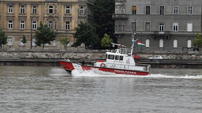 El rescate de las v&iacute;ctimas del naufragio de un barco tur&iacute;stico en el Danubio, en im&aacute;genes