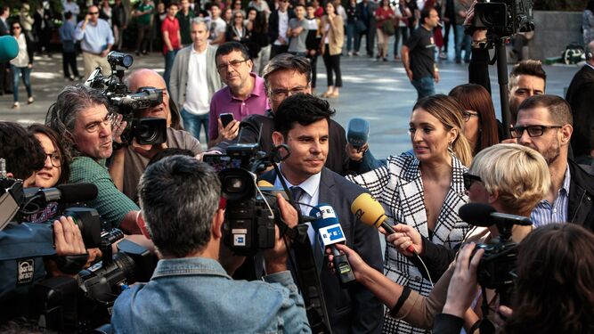 Javier Sánchez-Santos, rodeado por periodistas, a su salida de la vista.