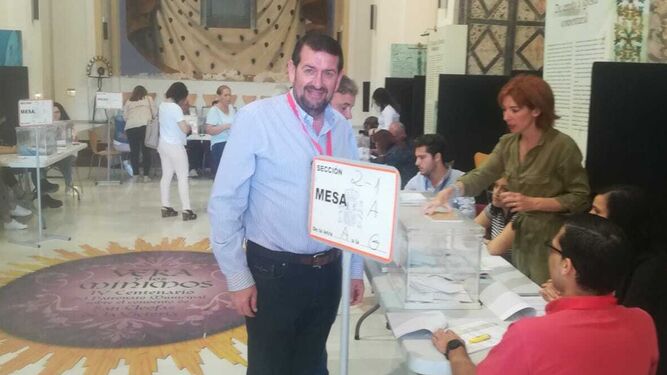 Martín Gerez, candidato del PSOE de Vera, el pasado domingo votando.