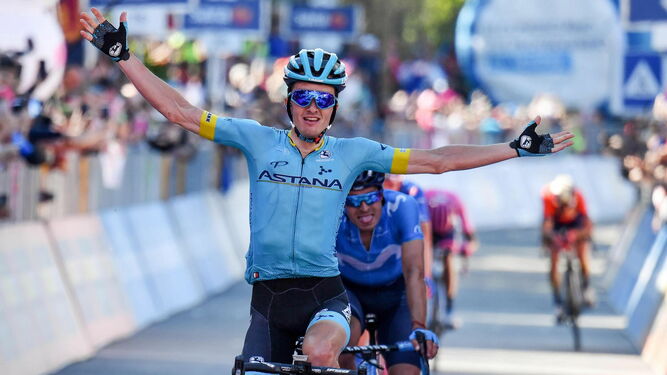 El español Pello Bilbao celebra el triunfo en la penúltima etapa del Giro.