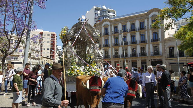 Los rocieros de Almería se despiden del Patrón y la Patrona antes de iniciar su camino.