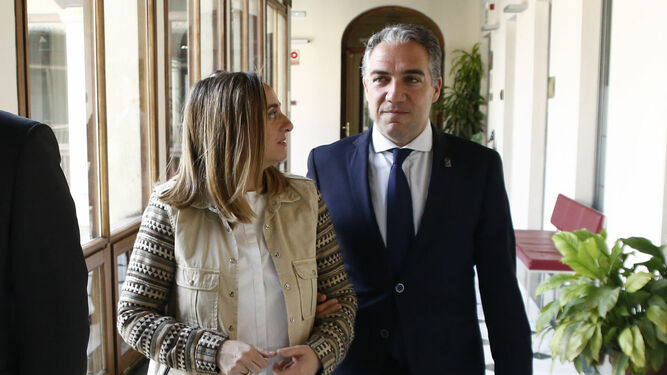 Elías Bendodo junto a Marifrán Carazo, la consejera granadina que podría ocupar su puesto en la nueva legislatura.