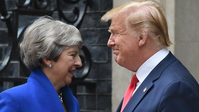 Theresa May y Donald Trump sonríen a las puertas de Downing Street.