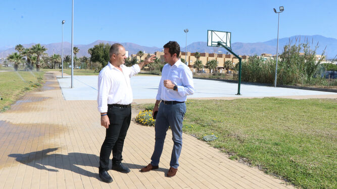 Antonio Gómez y Francisco Góngora, en la nueva instalación deportiva de Balerma.