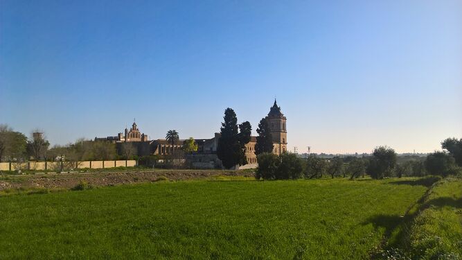 El camino pasa junto al monasterio de San Isidoro del Campo, en Santiponce. Merece la pena desviarse y visitarlo.