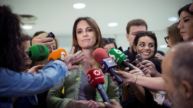 La portavoz popular, Andrea Levy, atiende a los medios tras la reunión que han mantenido este viernes los equipos negociadores de PP y Cs para el Ayuntamiento de Madrid.