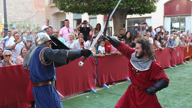 Batalla en la Plaza Mayor durante el desfile de Moros y Cristianos.